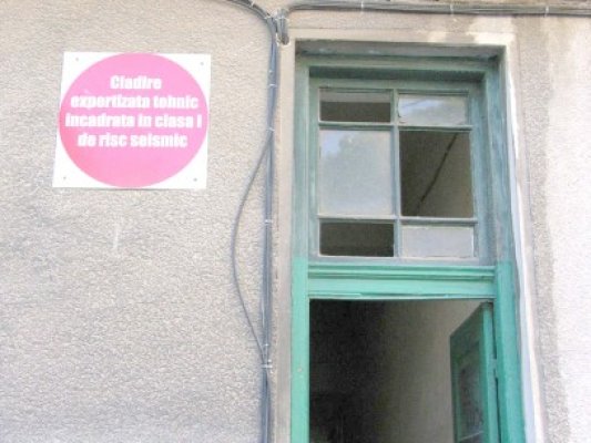 Sute de clădiri în paragină din Constanţa, în atenţia Poliţiei Locale